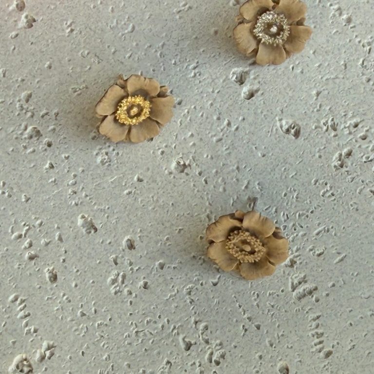 Blüten-Ohrstecker aus Polymer Clay in Beige mit goldenem Zentrum