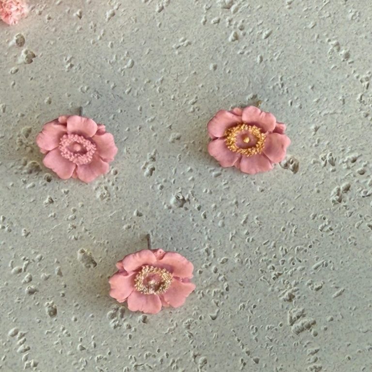 Blüten-Ohrstecker aus Polymer Clay in Rosa mit goldenem Zentrum
