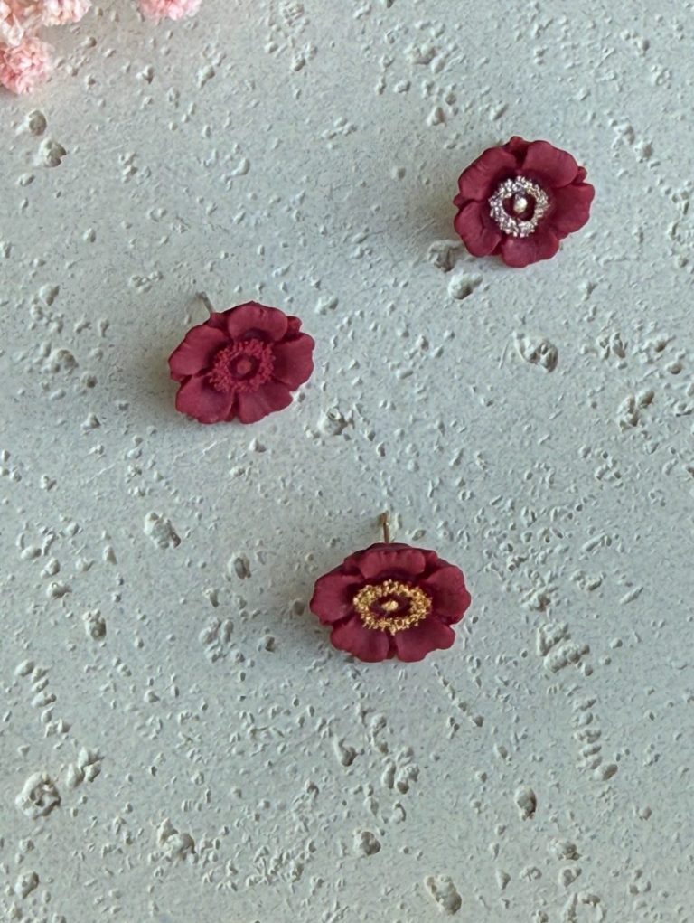 Blüten-Ohrstecker aus Polymer Clay in Bordeaux mit drei Zentrum-Varianten: Glitzerstein, goldenem und rotem Fadendetail